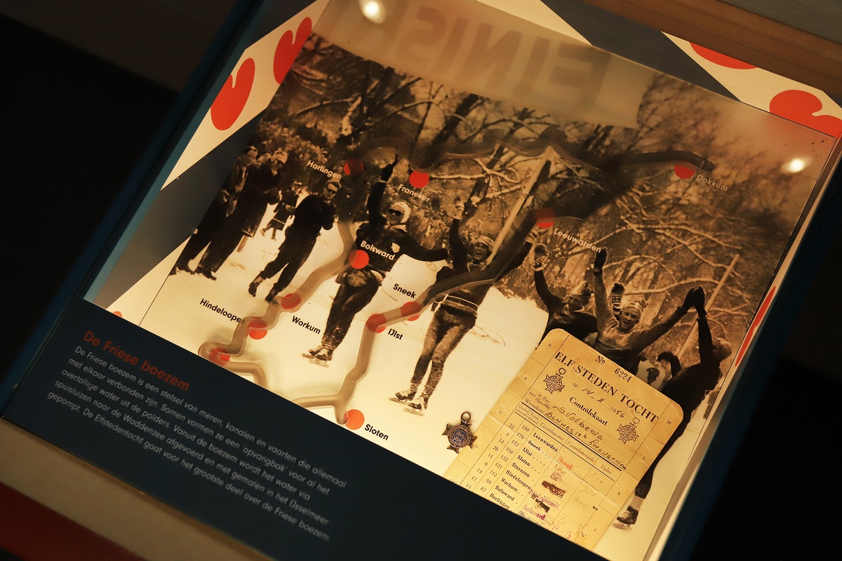 Obe Volbeda schenkt Elfstedenkruisje vader aan expositie Woudagemaal