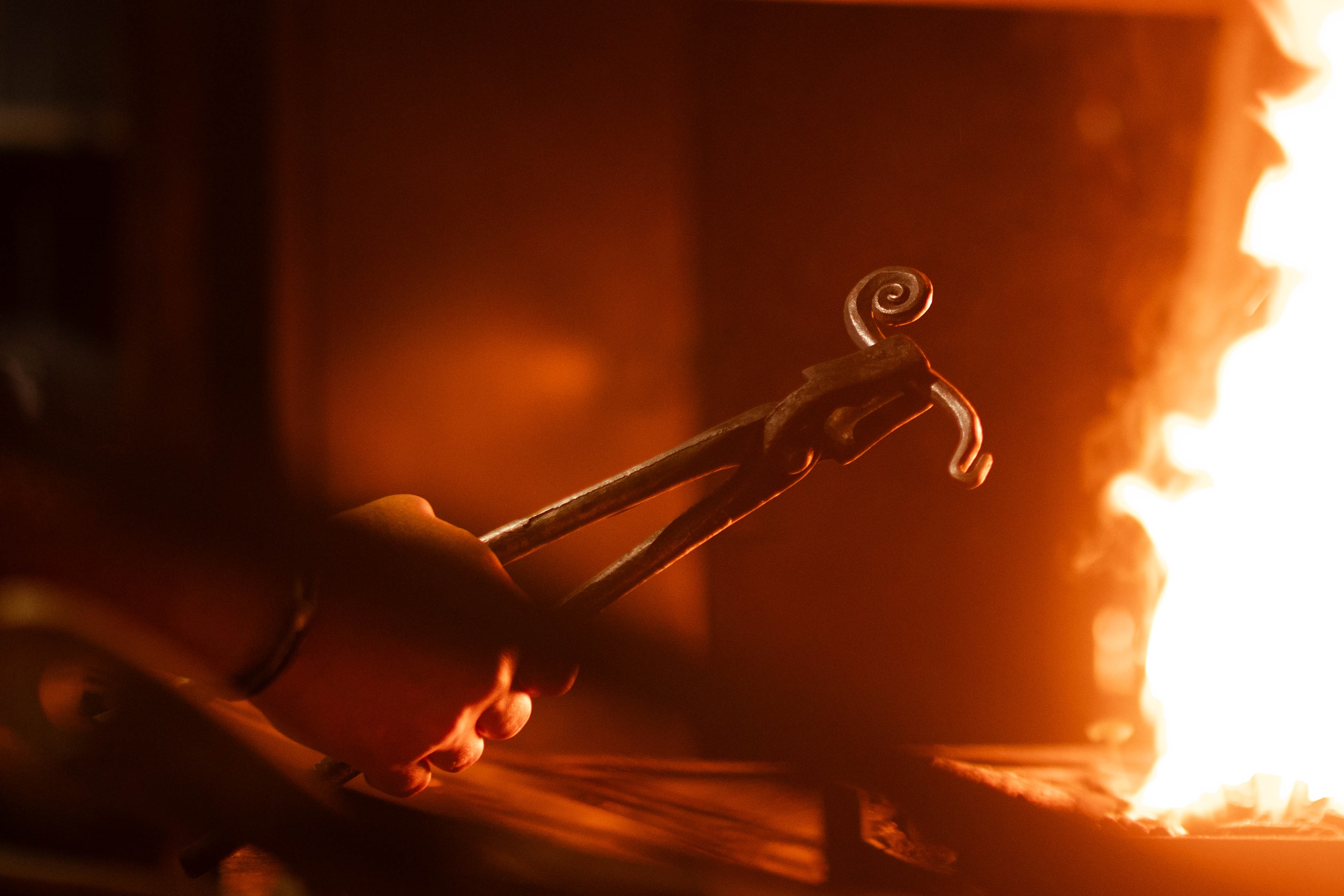 Kom smeden in de gemaalsmederij