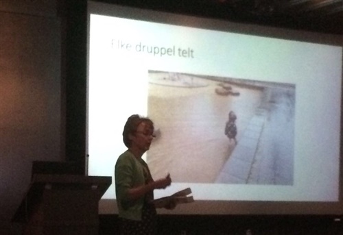 Foto: Mevr. Annemieke Nijhof , CEO Tauw Group BV tijdens haar presentatie over de mogelijke gevolgen van klimaatveranderingen wereldwijd.