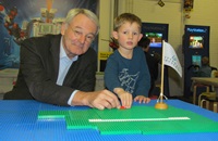 Eerste steen Woudagemaal in LEGO