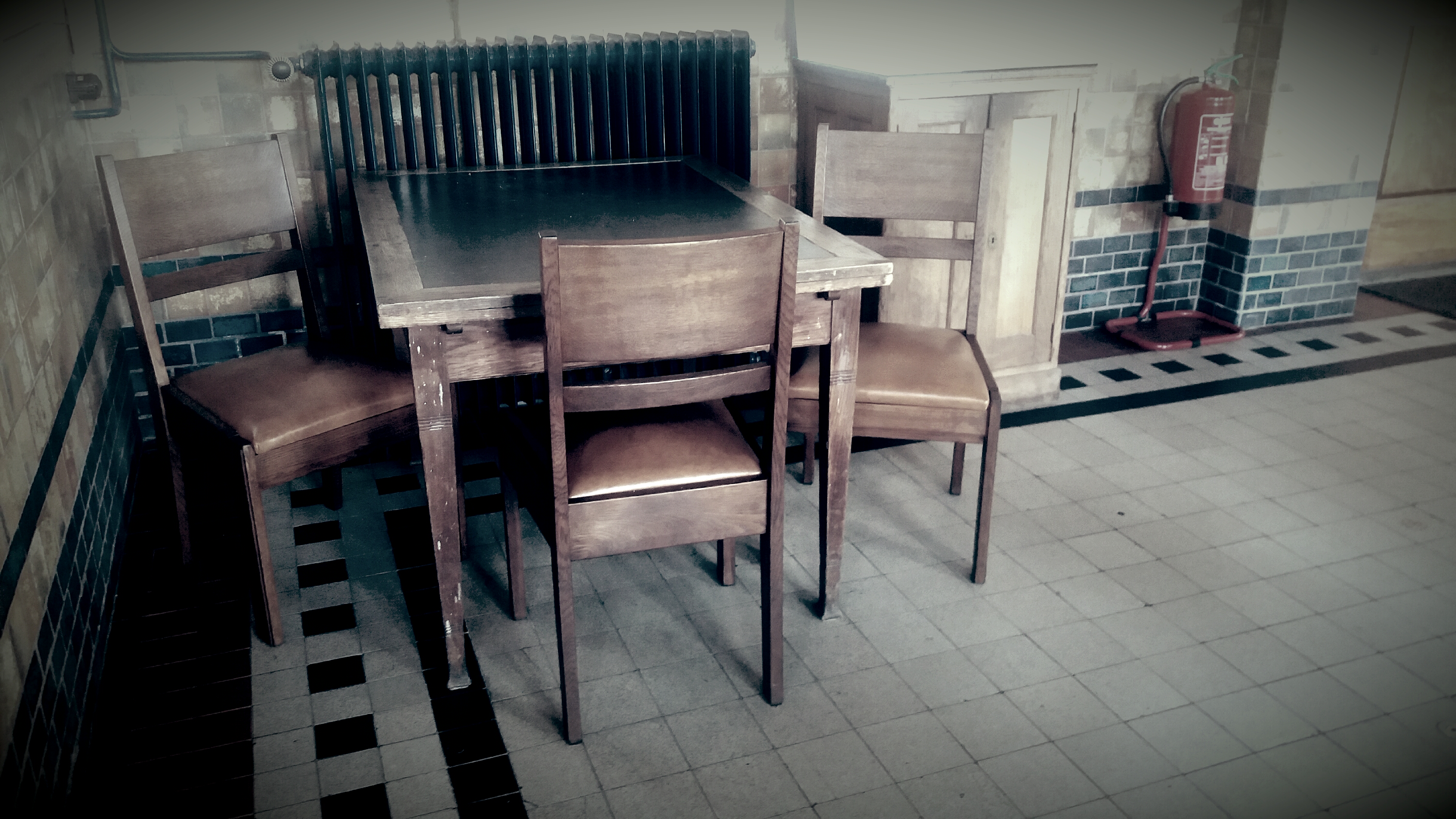 Stoelen gemaakt in de zogenaamde Amsterdamse School stijl