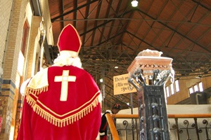 Leerlingen OBS de Dam zetten schoen bij schoorsteen Woudagemaal